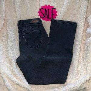 WOMANS STRAIGHT LEG LEVIS BLACK (size 8/ 29”) BOYFRIEND JEANS